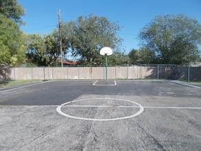 Holly Apartments in Eagle Pass, TX - Foto de edificio - Building Photo