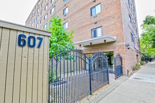 property at 607 W Wrightwood Ave