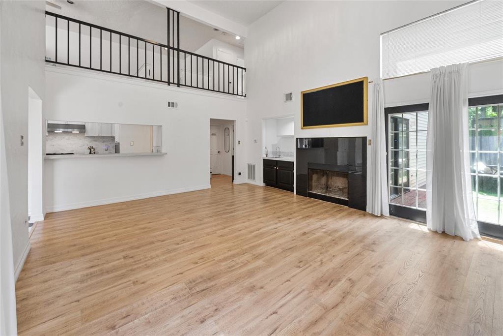 8033 Oakwood Forest Dr in Houston, TX - Building Photo