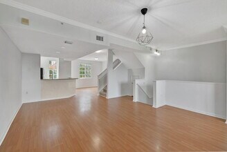 2911 NE 185th St in Aventura, FL - Foto de edificio - Building Photo