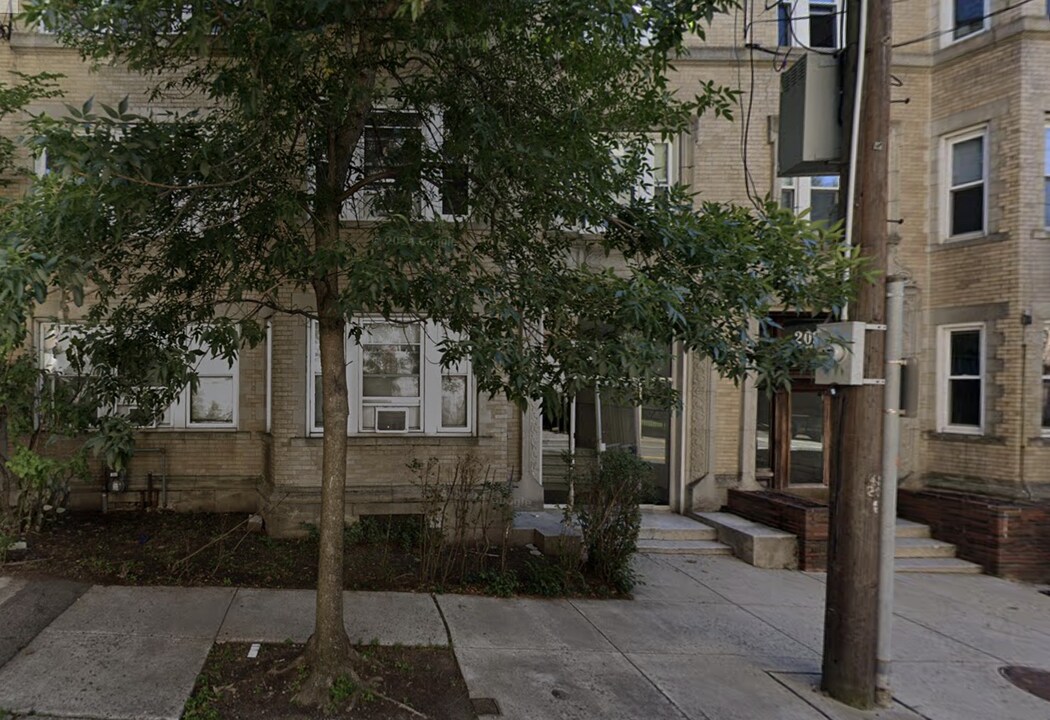 211 Saint Paul St, Unit 5 in Brookline, MA - Building Photo