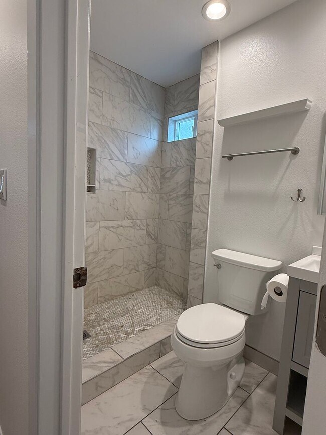 1205 S Broadacres Ave in Compton, CA - Building Photo - Building Photo