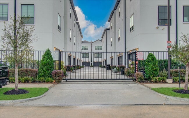 2810 Grand Fountains Dr