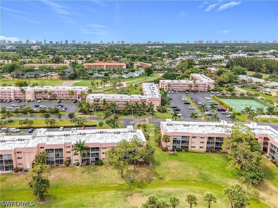 150 Turtle Lake Ct in Naples, FL - Foto de edificio