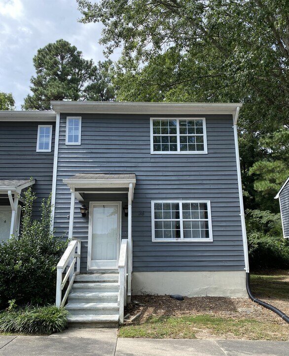 2146 Charles St in Durham, NC - Foto de edificio