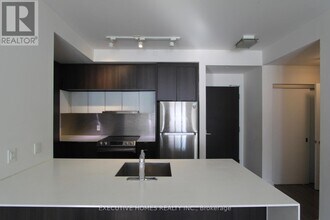 5035 Harvard Rd in Mississauga, ON - Building Photo - Building Photo