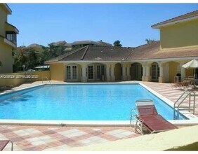 8205 SW 152nd Ave in Miami, FL - Foto de edificio - Building Photo