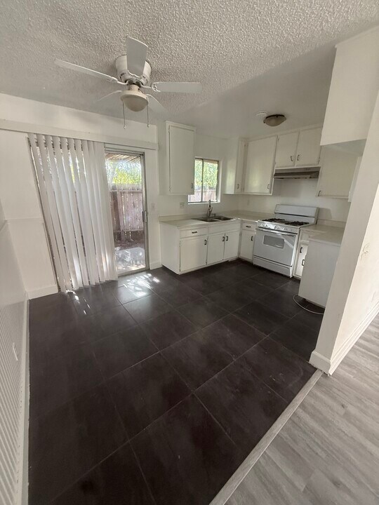 19542 E Ontario Ave in Corona, CA - Building Photo