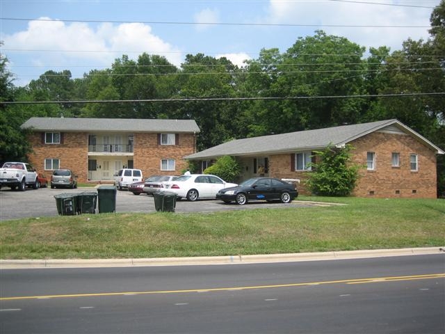 406 W Garner Rd in Garner, NC - Foto de edificio - Building Photo