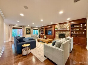 4 Rebel Run Dr in East Brunswick, NJ - Building Photo - Building Photo