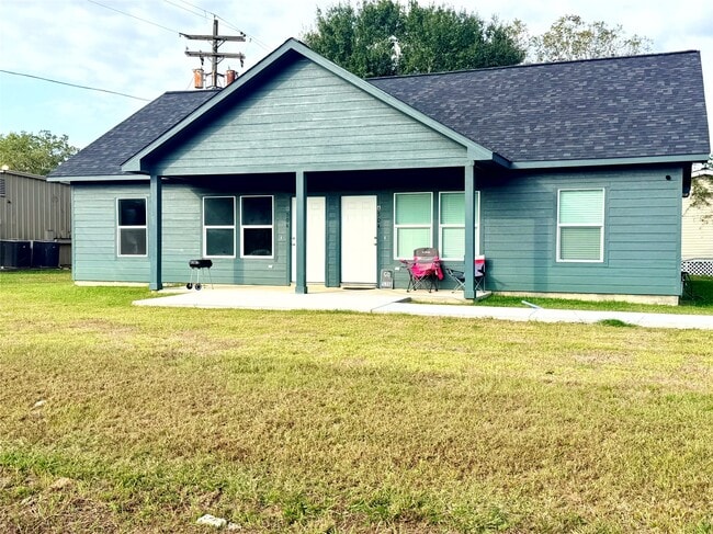502 N Ross Sterling in Anahuac, TX - Building Photo - Building Photo