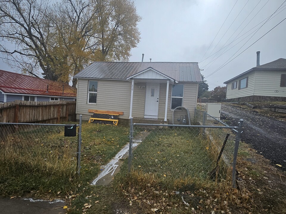 310 Garnet St in Kemmerer, WY - Building Photo