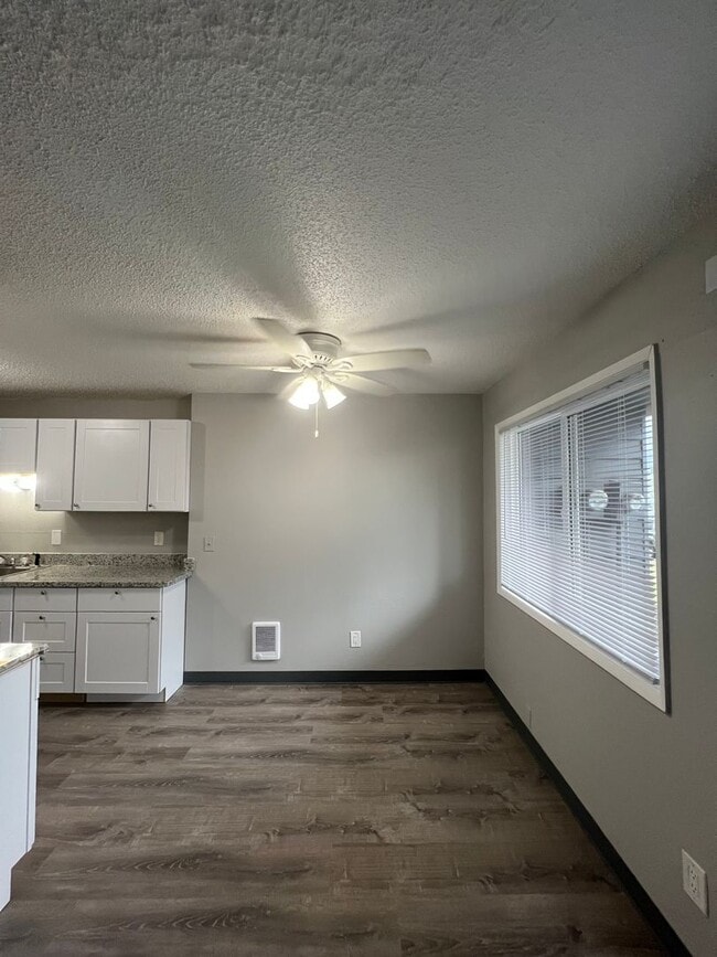 Executive East in Portland, OR - Building Photo - Interior Photo