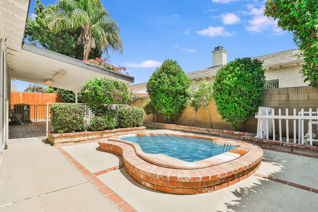 5664 Bloomfield St in Simi Valley, CA - Building Photo