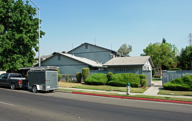 4751 E Mckinley Ave in Fresno, CA - Foto de edificio - Building Photo