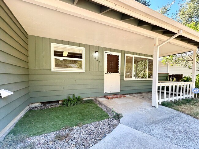 16671 SW Lake Forest Blvd in Lake Oswego, OR - Building Photo - Building Photo