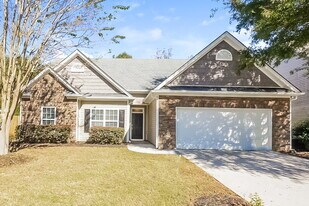 215 Village Park Dr in Newnan, GA - Building Photo