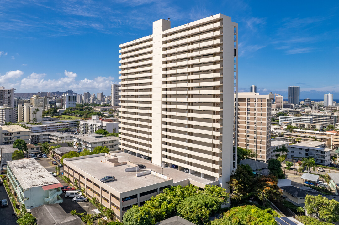 Camelot in Honolulu, HI - Building Photo