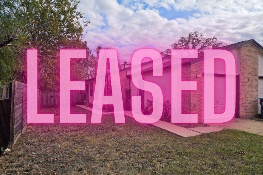 813 Lloyd Ln, Unit A in Elgin, TX - Building Photo