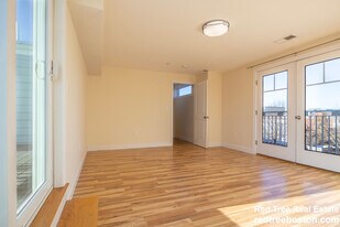 72 London St, Unit 3R in Boston, MA - Building Photo
