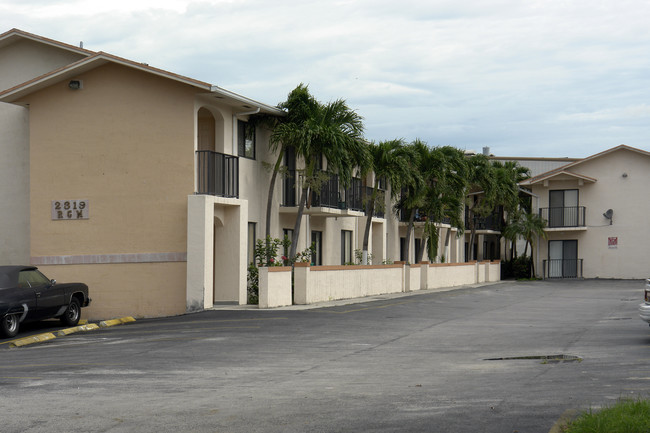 2319 W 74th Ter in Hialeah, FL - Building Photo - Building Photo