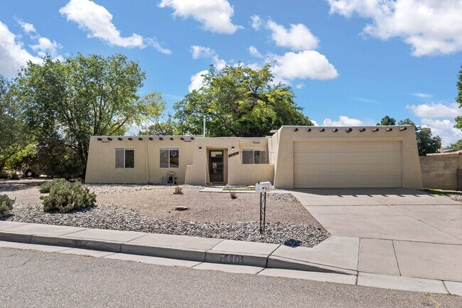 7416 Patricia Dr NE in Albuquerque, NM - Foto de edificio - Building Photo