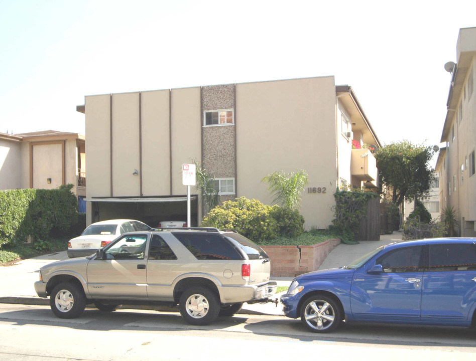 11692 Darlington Ave in Los Angeles, CA - Foto de edificio