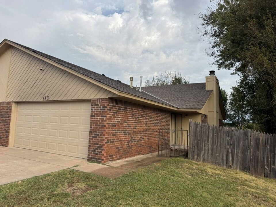 113 NE 21st St in Moore, OK - Building Photo