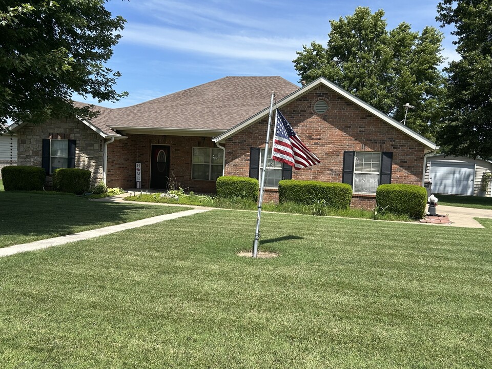 707 E 9th St in Grove, OK - Building Photo