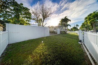 300 NE 175th St in North Miami Beach, FL - Building Photo - Building Photo