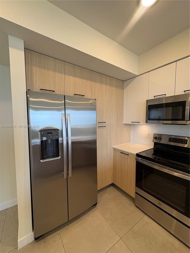 16395 Biscayne Blvd in North Miami Beach, FL - Foto de edificio - Building Photo