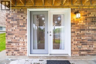 51 Newcastle Ct in Kitchener, ON - Building Photo - Building Photo