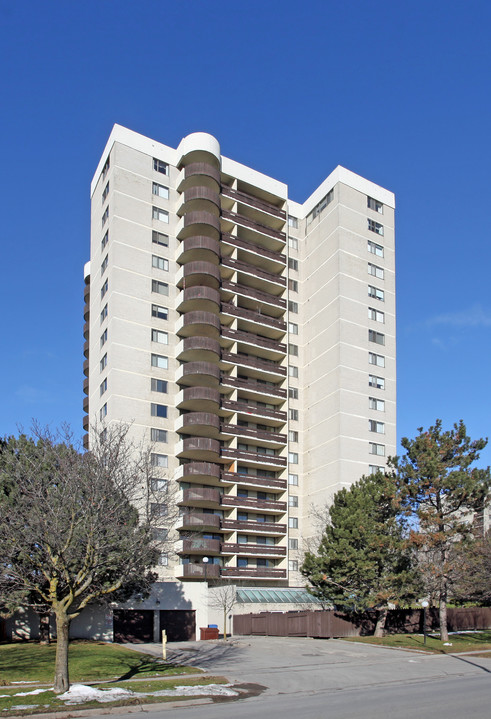 Rossland Park in Oshawa, ON - Building Photo