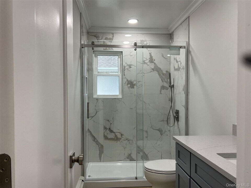 683 Old Bethpage Rd in Old Bethpage, NY - Building Photo