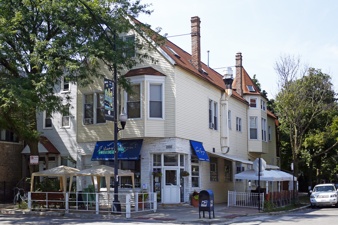 2100 W Roscoe St in Chicago, IL - Building Photo