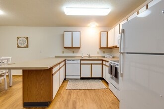 Dakota E & W Apartments in Fargo, ND - Building Photo - Building Photo