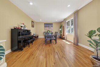2 Tappanwood Dr in Locust Valley, NY - Building Photo - Building Photo