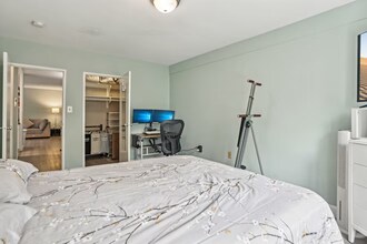 4100 W St NW, Unit 302 in Washington, DC - Building Photo - Building Photo