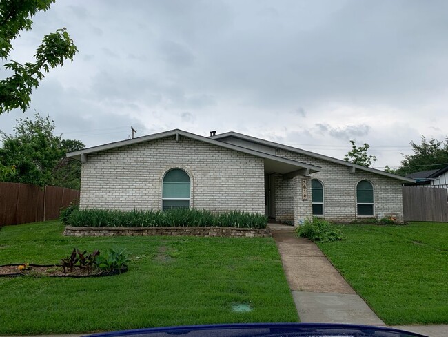 property at 3614 Pinoak Dr
