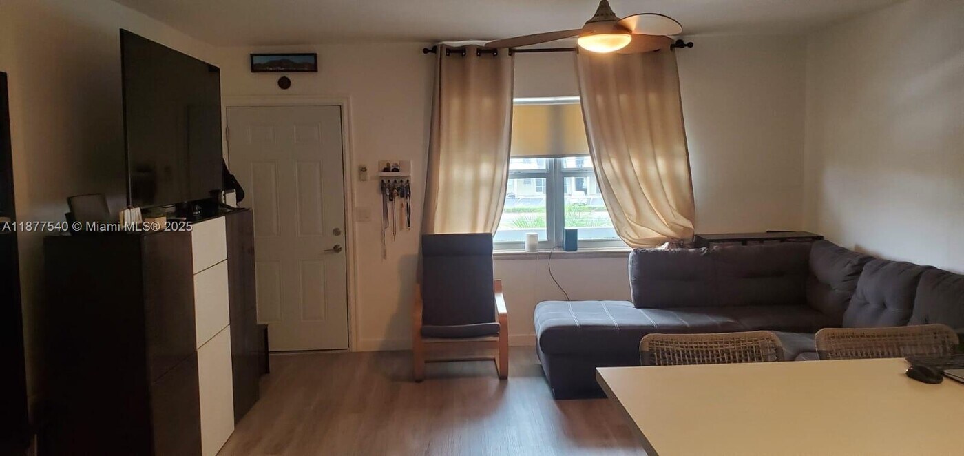 467 Golden Isles Dr in Hallandale Beach, FL - Building Photo