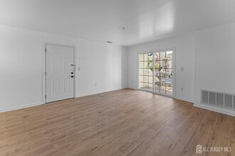1025 Dogwood Ct in New Brunswick, NJ - Building Photo - Building Photo