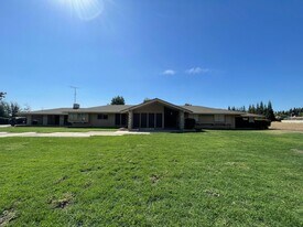 624 N Stearns Rd in Oakdale, CA - Building Photo