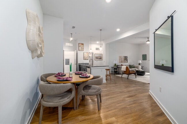 The Leo Loso Apartments in Charlotte, NC - Foto de edificio - Interior Photo