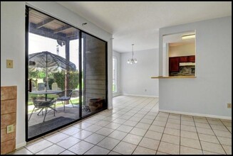 8325 Sands Point Dr in Houston, TX - Building Photo - Building Photo