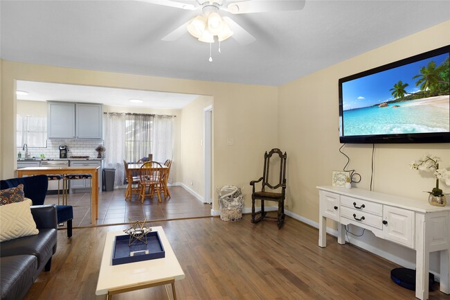 201 E Oak St in Deer Park, TX - Foto de edificio - Building Photo