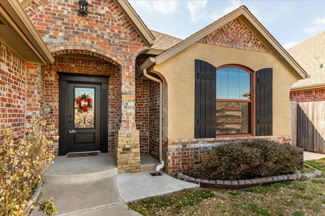 542 W Chickasaw Ct Way in Mustang, OK - Building Photo - Building Photo