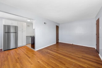 7608 Big Bend Blvd in St. Louis, MO - Building Photo - Building Photo