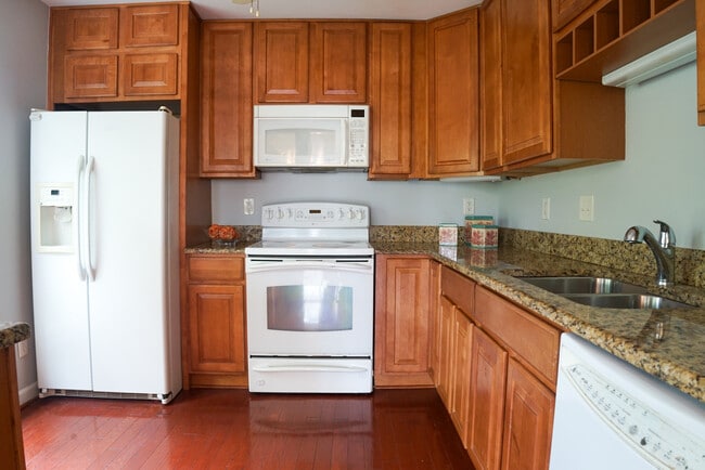 2816 Emma Lee St, Unit 301 in Falls Church, VA - Building Photo - Building Photo