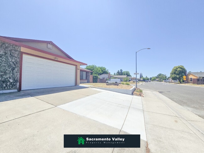8440 Sierra Sunset Dr in Sacramento, CA - Building Photo - Building Photo