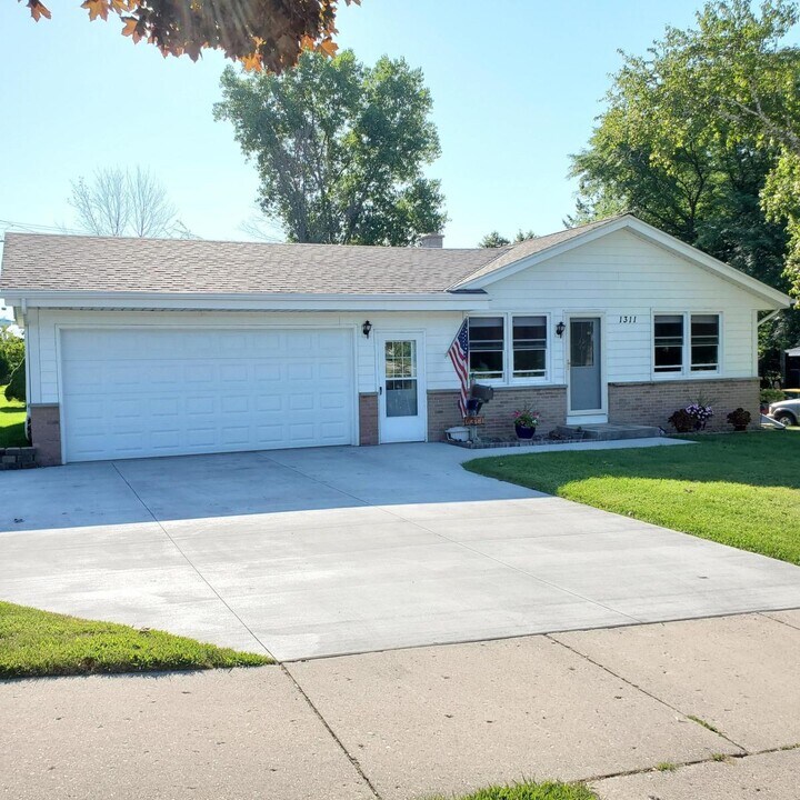 1311 Green Tree Rd in West Bend, WI - Building Photo